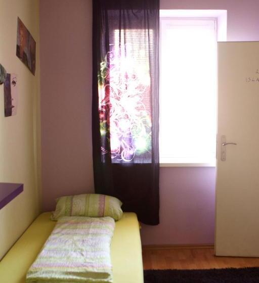 חדר סטנדרט לשלושה עם חדר אמבטיה משוף, Ruta 80 Hostel