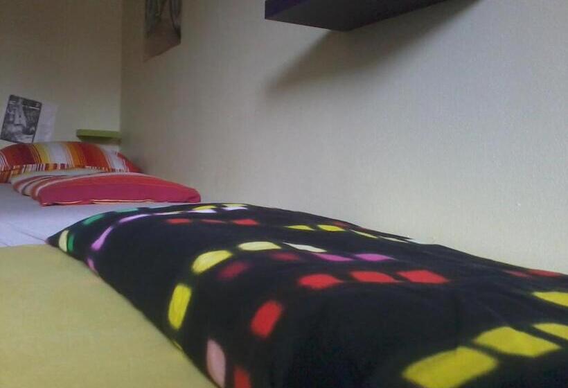 חדר סטנדרט לשלושה עם חדר אמבטיה משוף, Ruta 80 Hostel