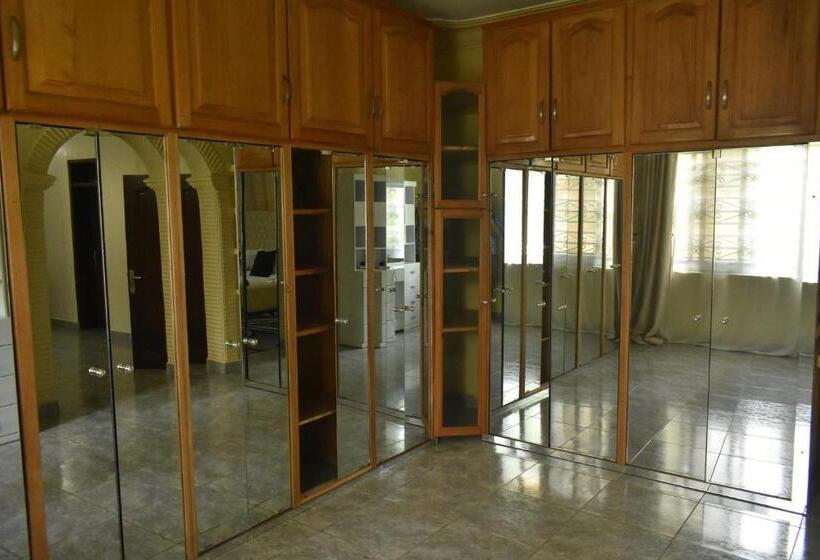 اتاق لوکس با تخت بزرگ, Ezeife Guesthouse