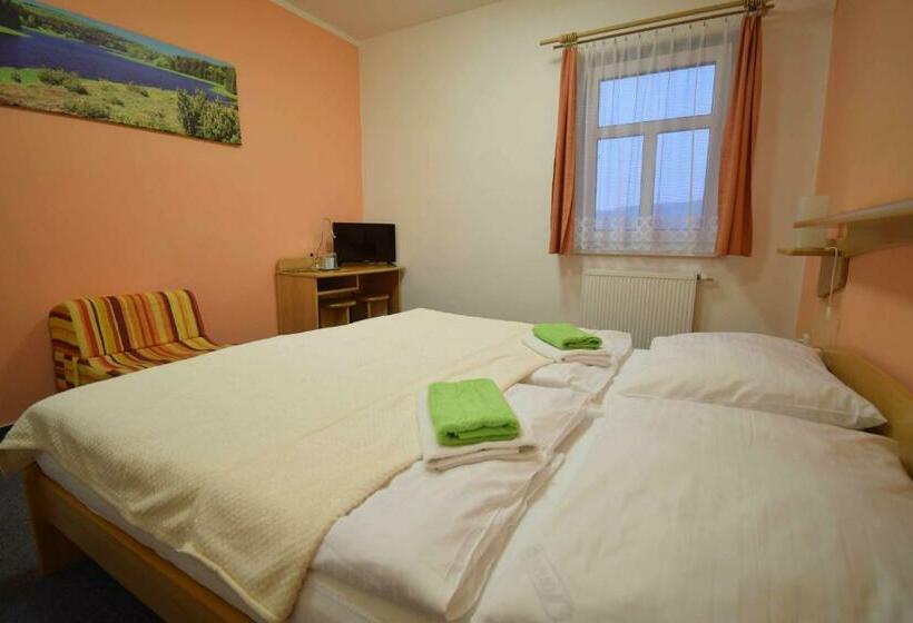 Standard Szoba, Emeran