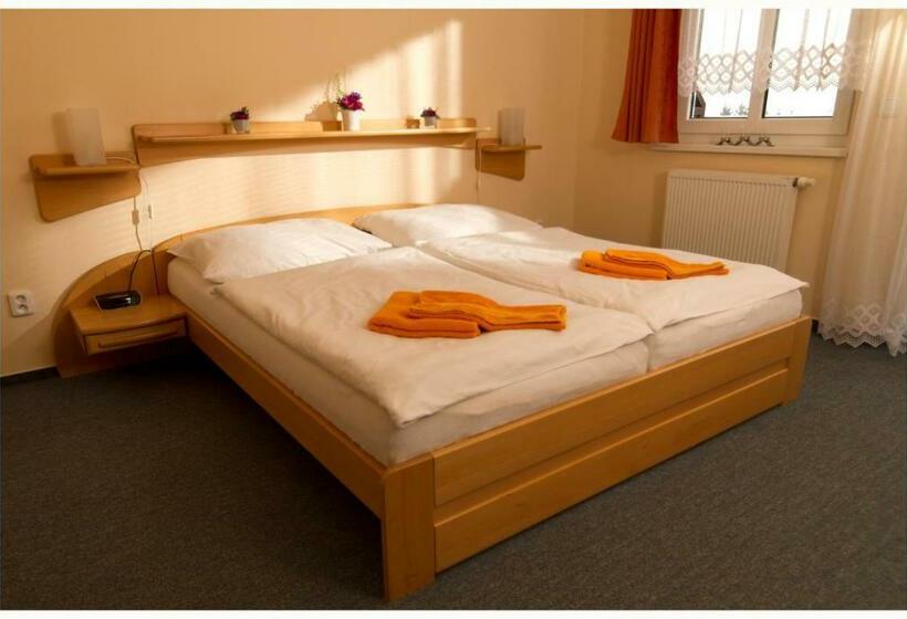 Standard Szoba, Emeran