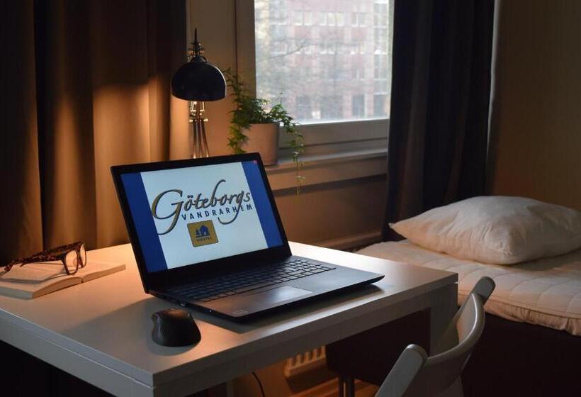 חדר סטנדרט לשלושה עם חדר אמבטיה משוף, Göteborg Hostel