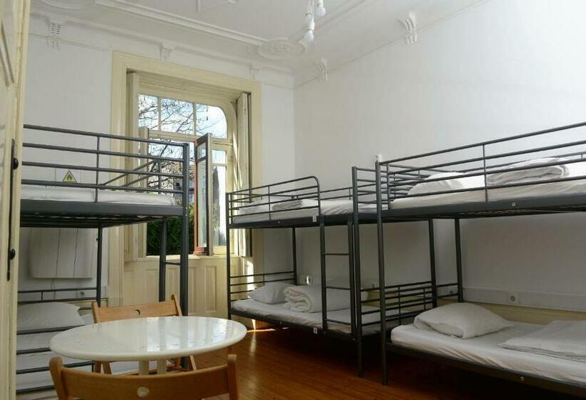 تختخواب در اتاق مشترک, O2 Hostel