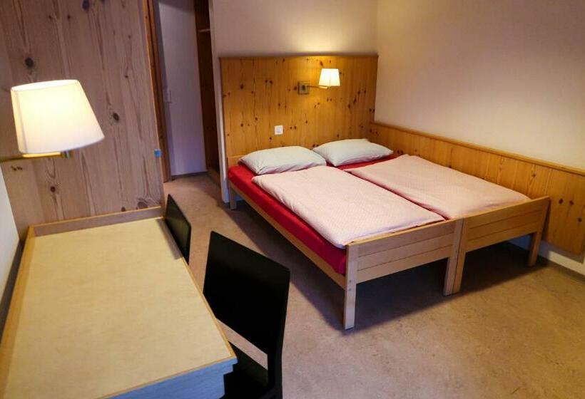 标准间带阳台, Davos Youth Hostel