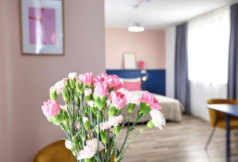Полулюкс, Maxaparthotel By Homekeepers