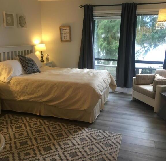 سوییت, Long Lake Waterfront Bed And Breakfast