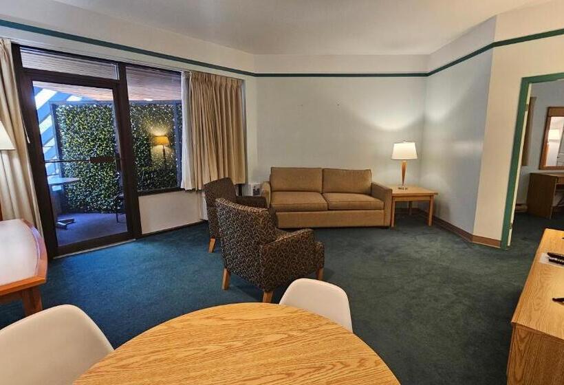 스위트, The Cedars Inn Hotel & Convention Centre