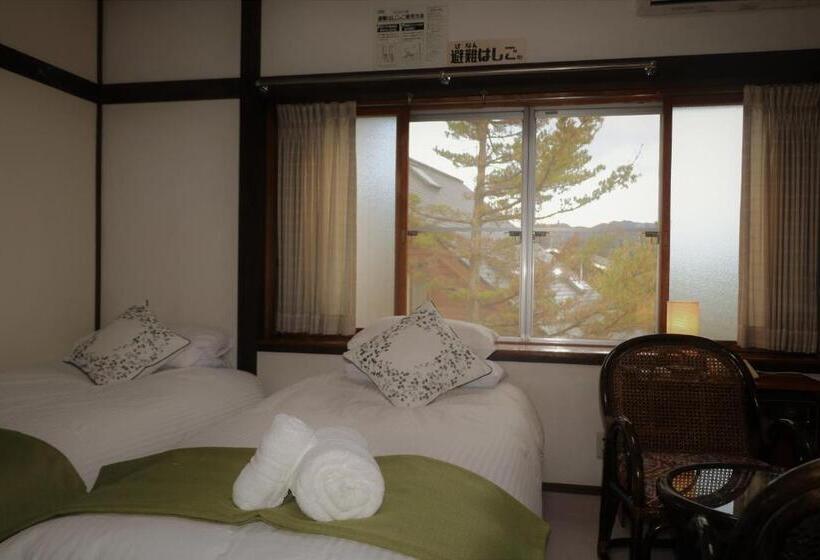 اتاق استاندارد چهارنفره با سرویس بهداشتی مشترک, White Silver Hakuba