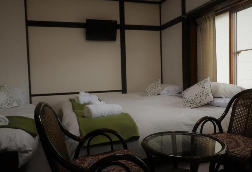 اتاق استاندارد چهارنفره با سرویس بهداشتی مشترک, White Silver Hakuba