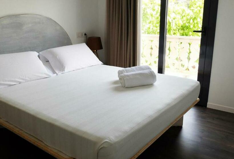 Четырехместный Номер Стандарт с Балконом, Hostal Bon Sol
