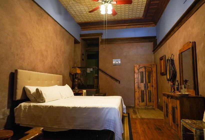 جناح ديلوكس, Bisbee Grand