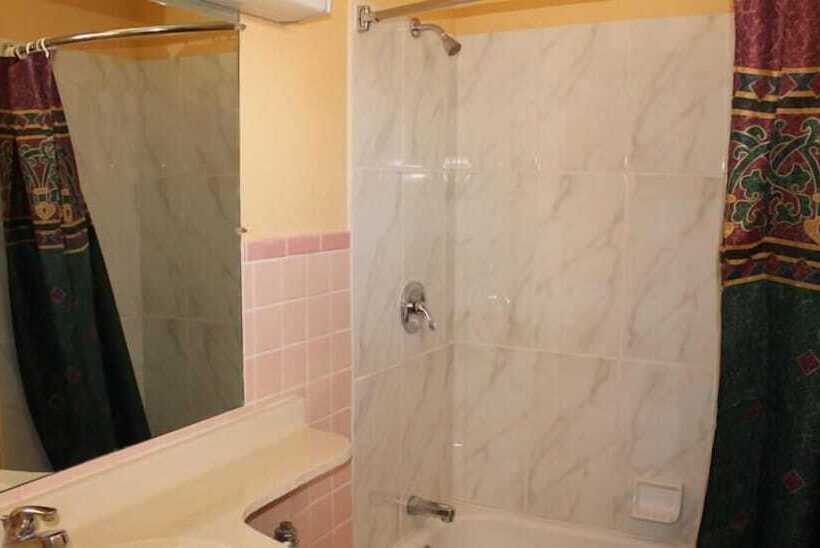 غرفه قياسيه سريرين مزدوجين, American Motor Inn   Rock Island