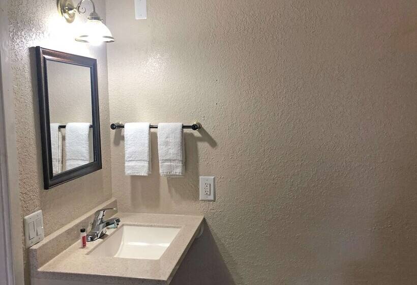 Номер Стандарт 2 Двуспальные Кровати, Knights Inn Harrisonville