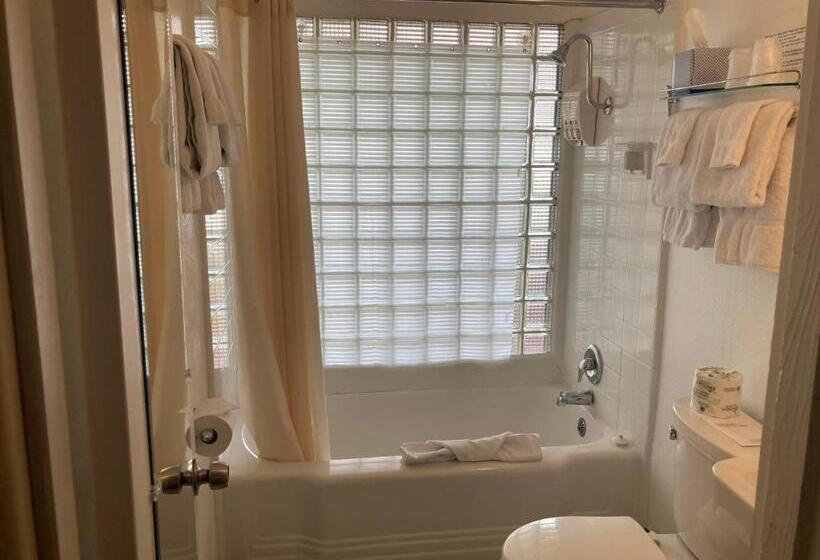 Family Suite, Tillicum Beach Motel   Formerly Deane S Oceanfront Lodge