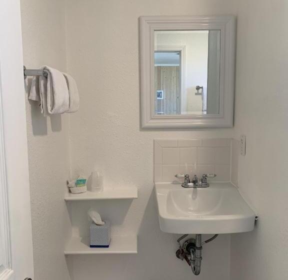 Люкс Кровать Кинг, Tillicum Beach Motel   Formerly Deane S Oceanfront Lodge