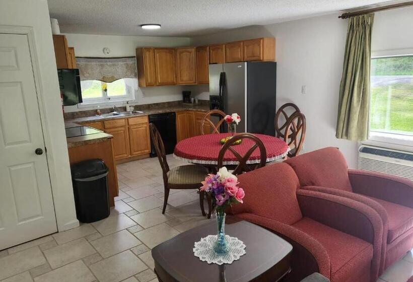Cabana, Pinetree Inn