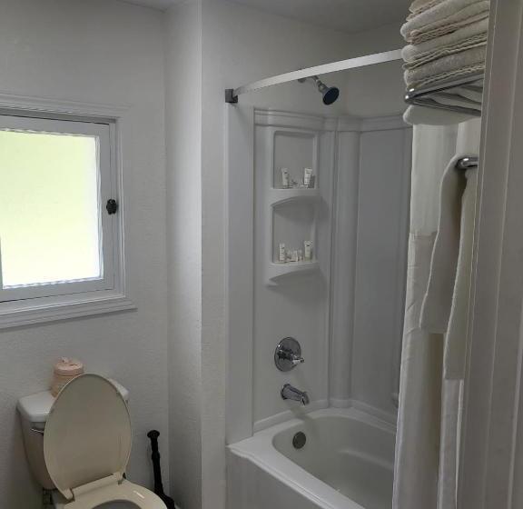 Cabana, Pinetree Inn