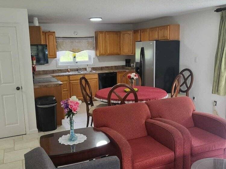 Cabana, Pinetree Inn