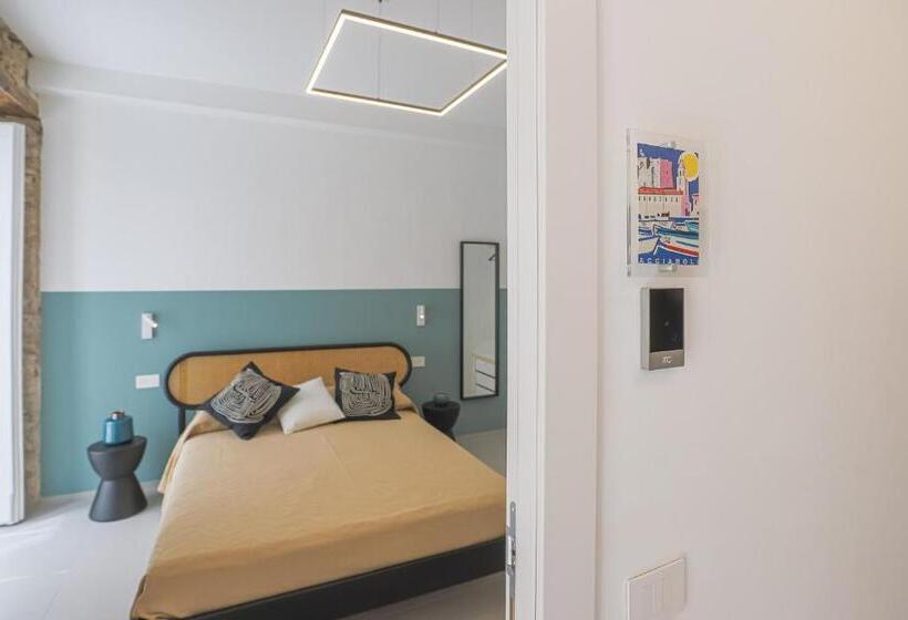 اتاق لوکس با بالکن, Desiderio Guest House