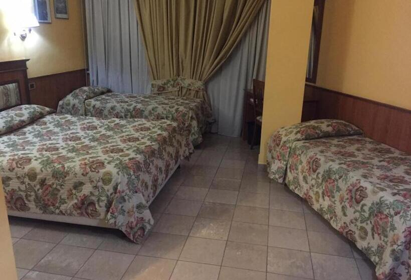 اتاق استاندارد چهار تخته, Malaga