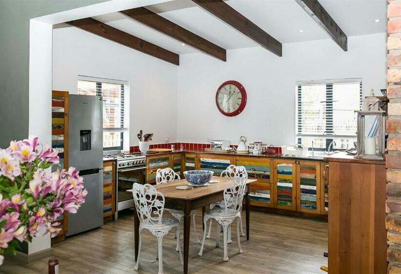 آپارتمان 2 خوابه, Narnia Guest House