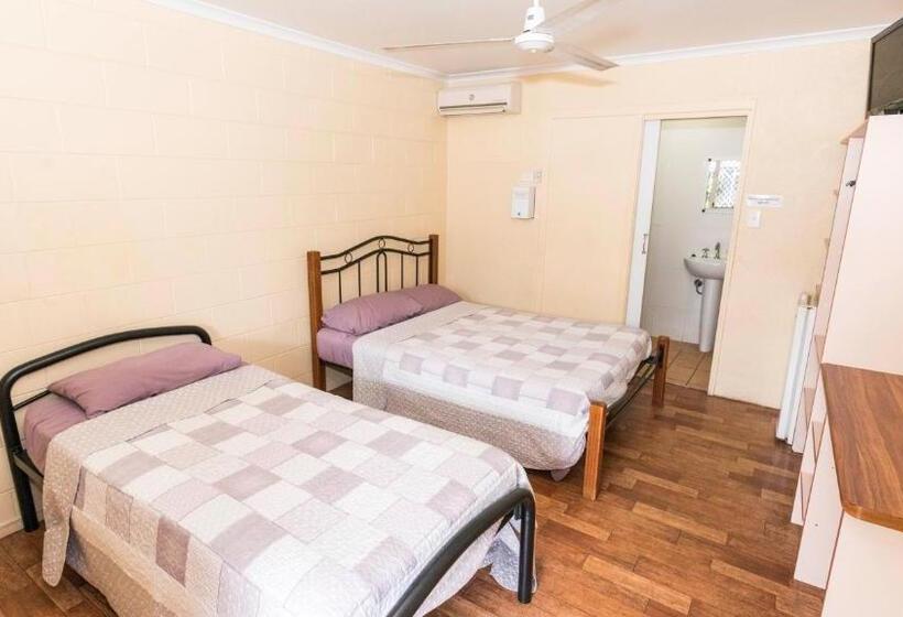 Номер Стандарт Трехместный, Castaways Backpackers Cairns