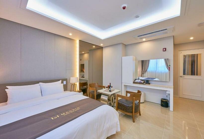 اتاق استاندارد با وان آب گرم, Gwangju Madrid