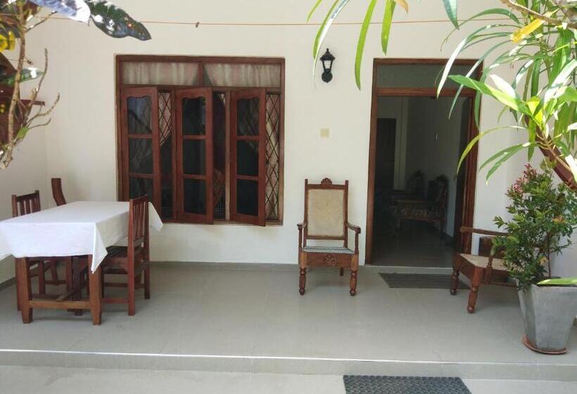 اتاق اکونومی, Rock House