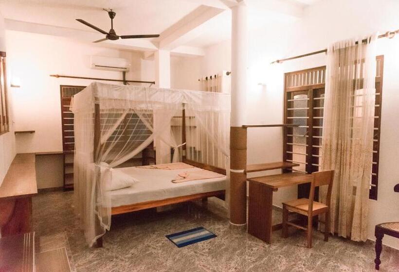 اتاق لوکس با بالکن و چشم‌انداز دریا, Rock House
