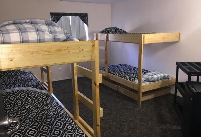 Семейный Номер, Invermere Hostel