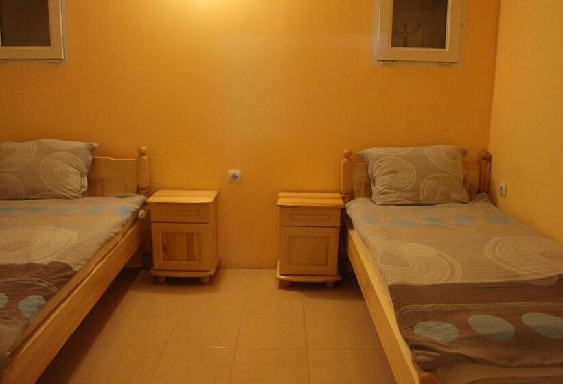 تختخواب در اتاق مشترک, Casablanca City