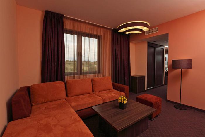 Полулюкс, Family Hotel   Restaurant Ring