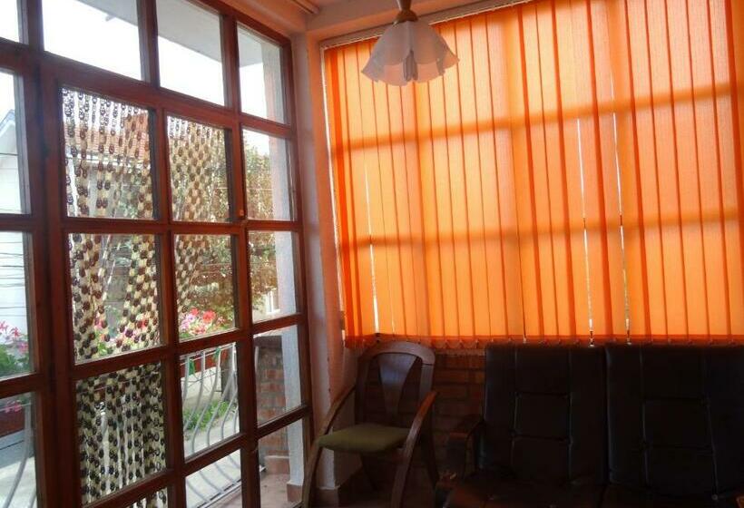 家庭间, Family Hotel Rose