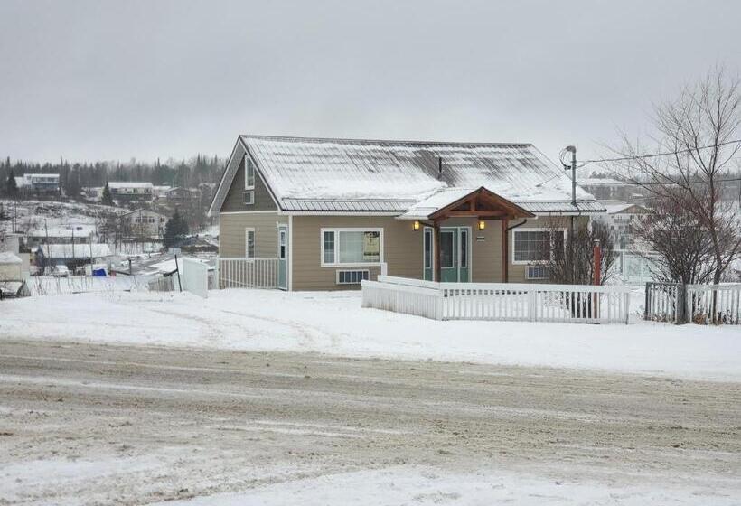 3间卧室的房子, Howey Bay Motel