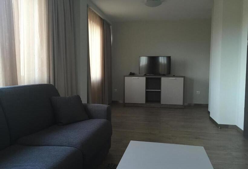 1 Bedroom Apartment Lake View, La Casa
