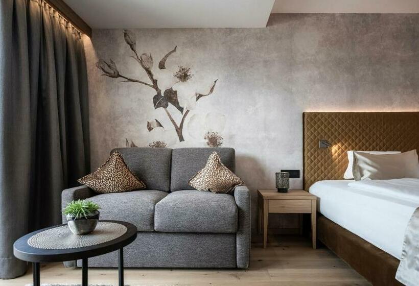 Номер Стандарт с Балконом, Small & Beautiful Hotel Gnaid