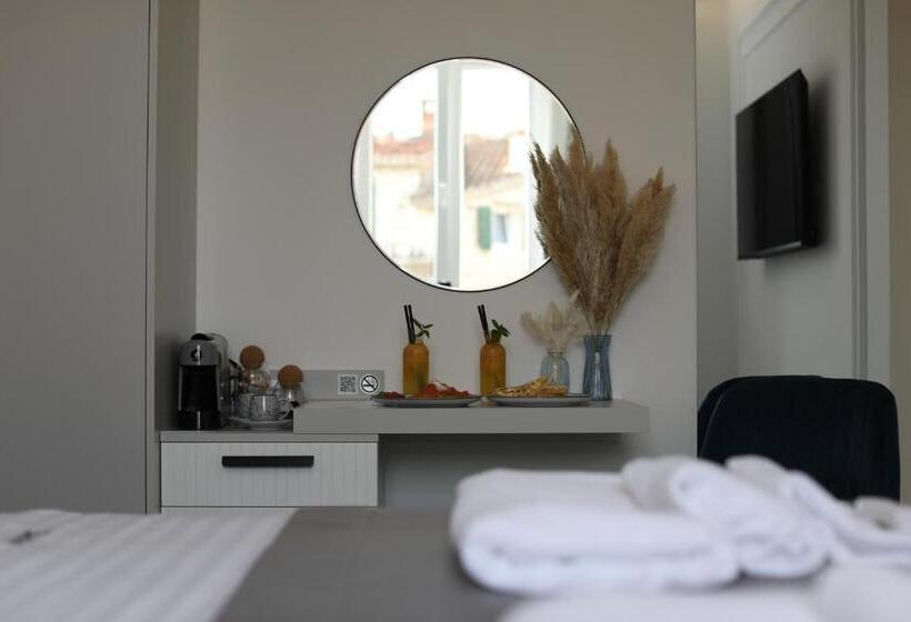 اتاق لوکس با چشم‌انداز دریا, Mape Luxury Rooms