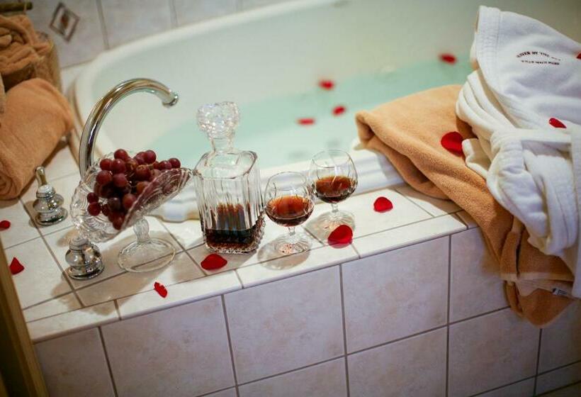 Suite with Hot Tub, Haven By The Sea B&b Inn
