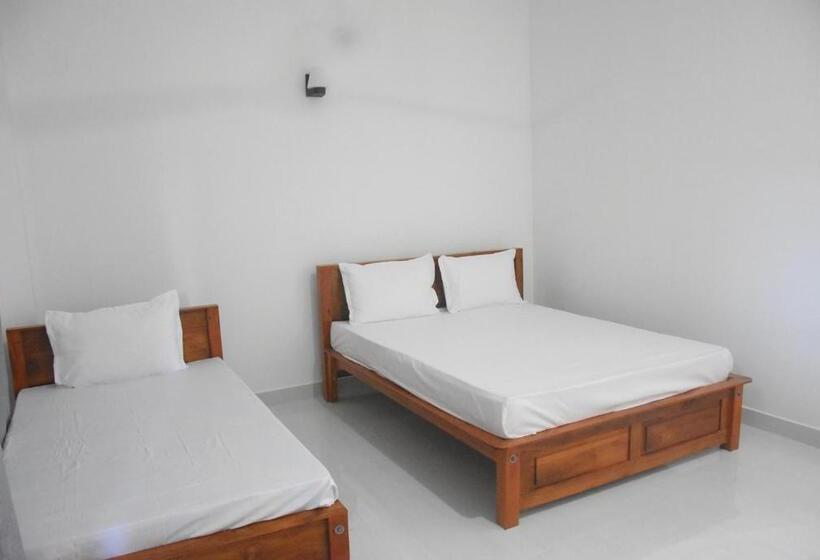 اتاق استاندارد سه تخته با بالکن, Golden City Resort Anuradhapura