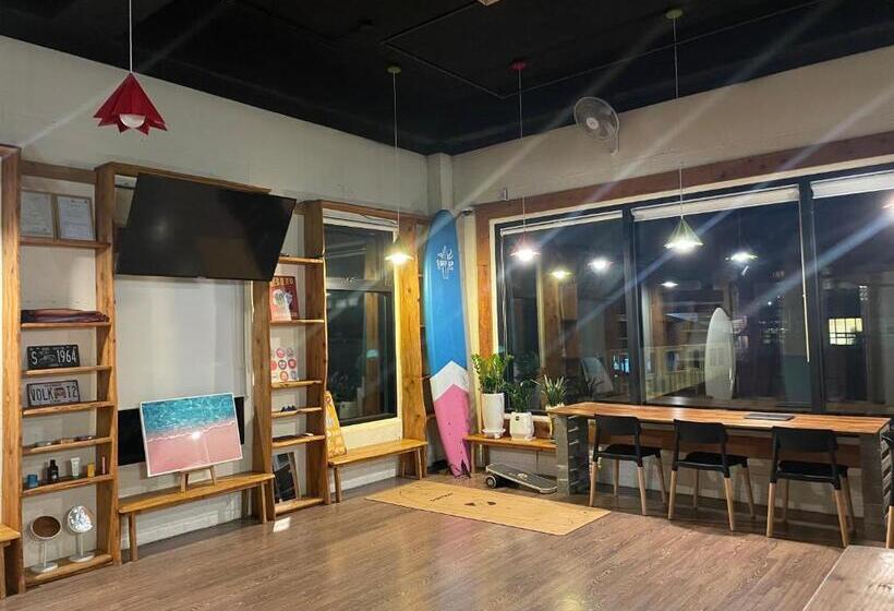 تختخواب در اتاق مشترک, Surf Stay