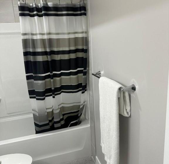 اتاق لوکس, Luxurious Home In Nw Calgary, Free Parking, High Speed Internet, Near Grocery And Airport
