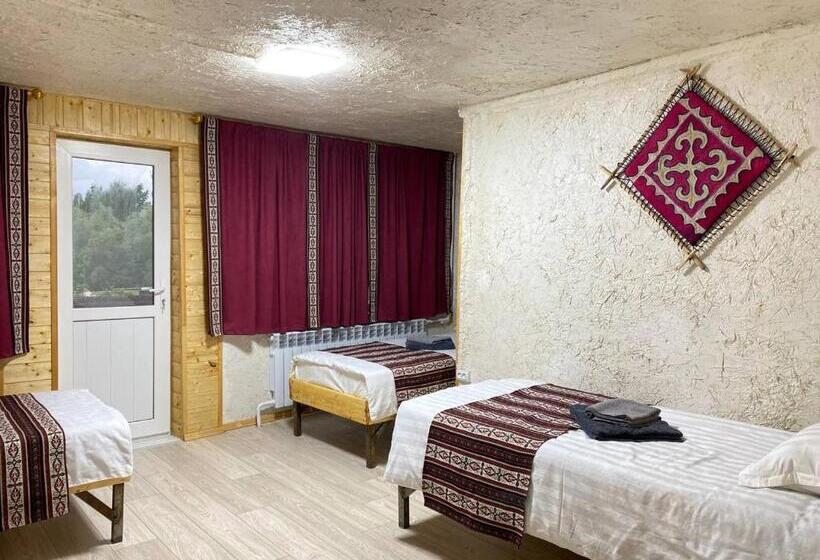 اتاق استاندارد سه تخته با بالکن, Svetlaya Polyana
