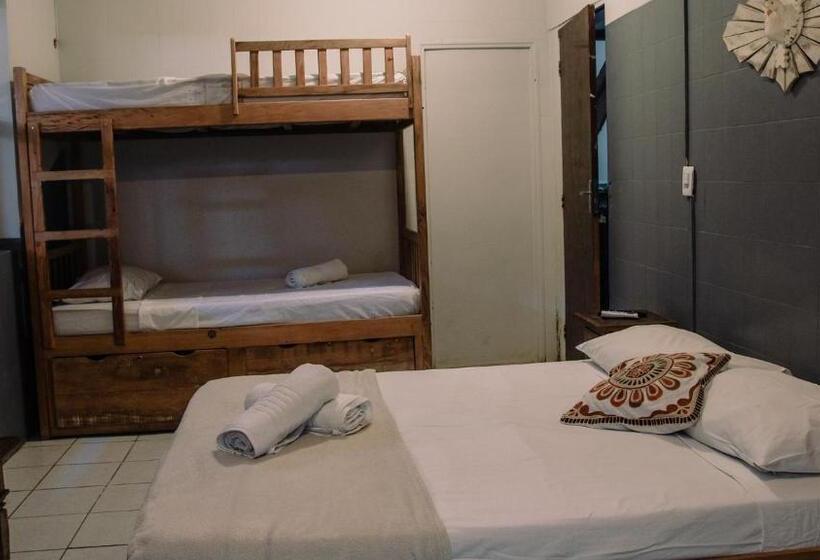 סטודיו משפחתי, Santo Hostel Paraty
