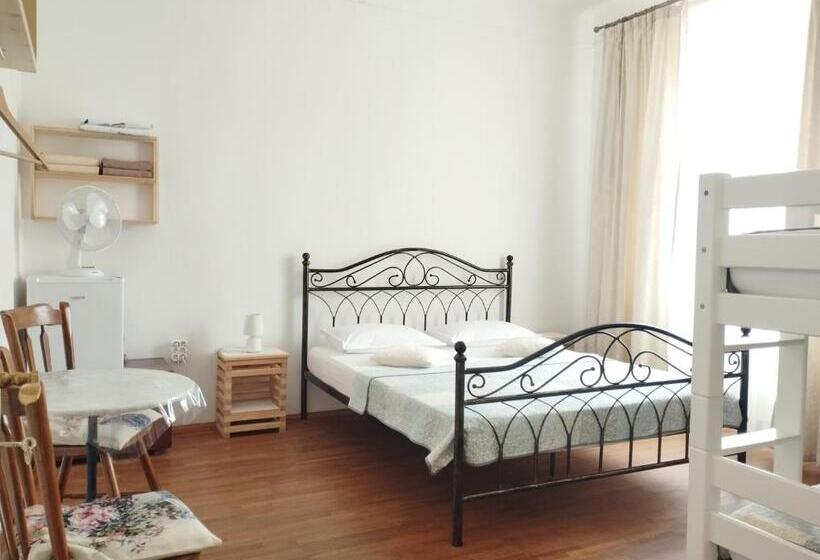 اتاق استاندارد چهارنفره با سرویس بهداشتی مشترک, Hostel By Guest House Izola
