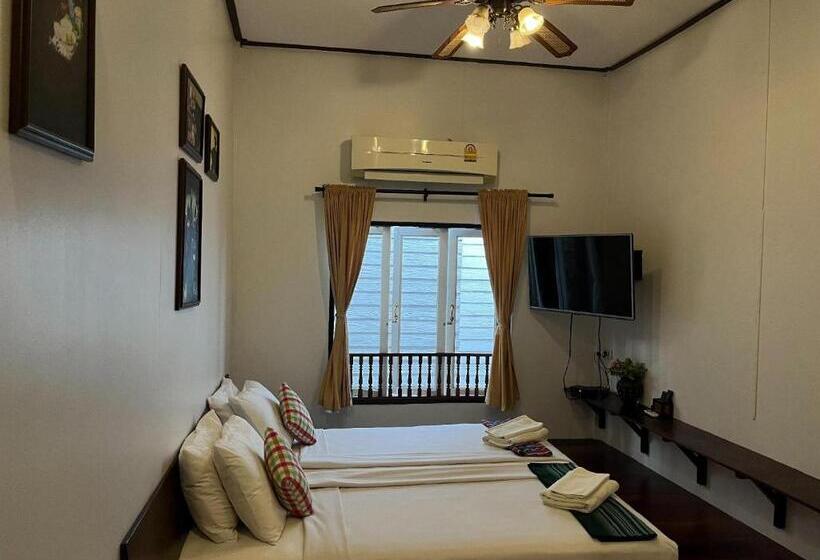 Deluxe Suite King Bed, Thanicha Resort Amphawa