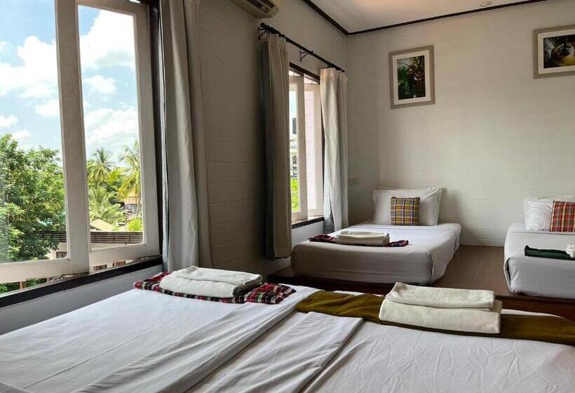 اتاق خانوادگی, Thanicha Resort Amphawa