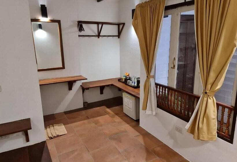 اتاق لوکس, Thanicha Resort Amphawa