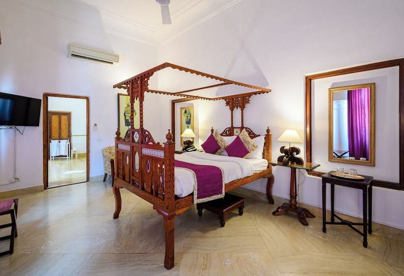 Номер Стандарт, Neemrana S Baradari Palace