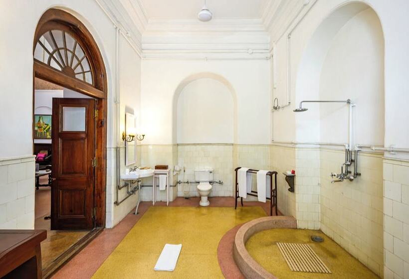 Номер Стандарт, Neemrana S Baradari Palace