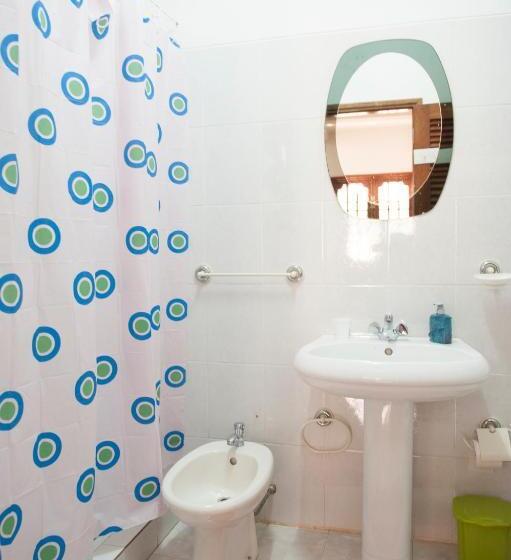 اتاق استاندارد با سرویس بهداشتی مشترک, Simabo's Backpackers' Hostel